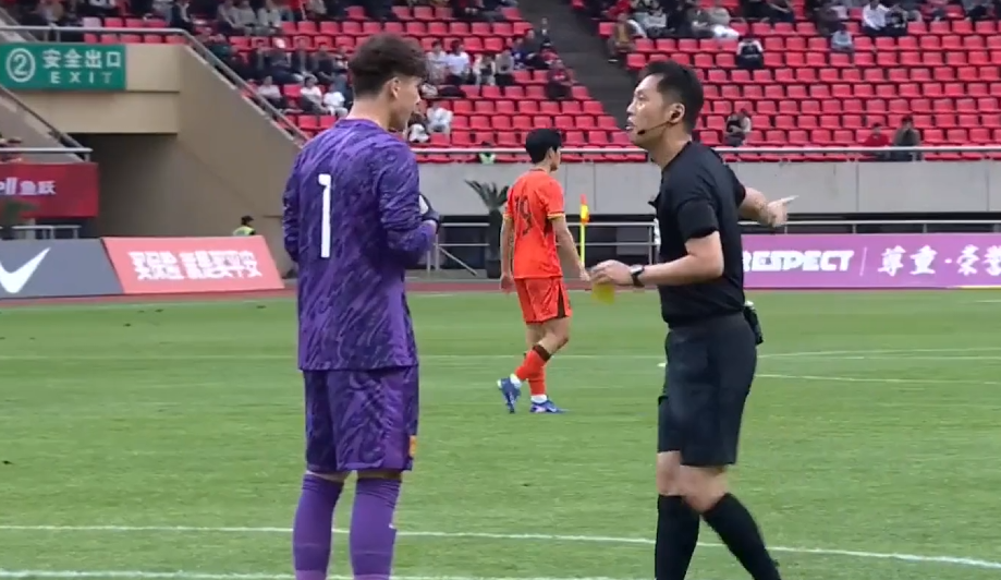 乐鱼体育官方网站-U19国足激烈冲突！久尔杰维奇暴怒，杨铭锐遭报复，依合散染黄